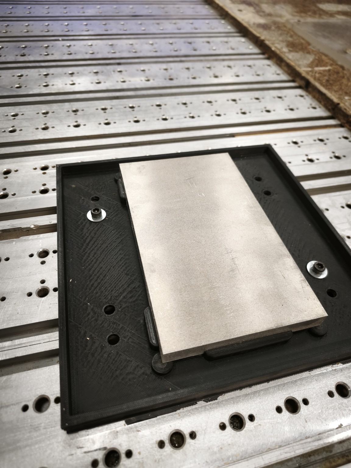 Pièce métallique installée sur un gabarit imprimé en 3D